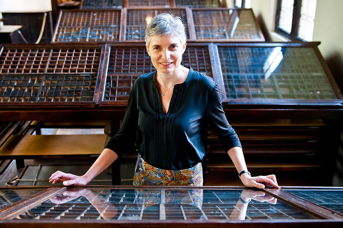 Iris Kockelbergh in het museum Plantin Moretus