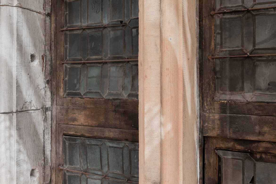 Het 16de eeuws raam, verborgen achter een ander raam.