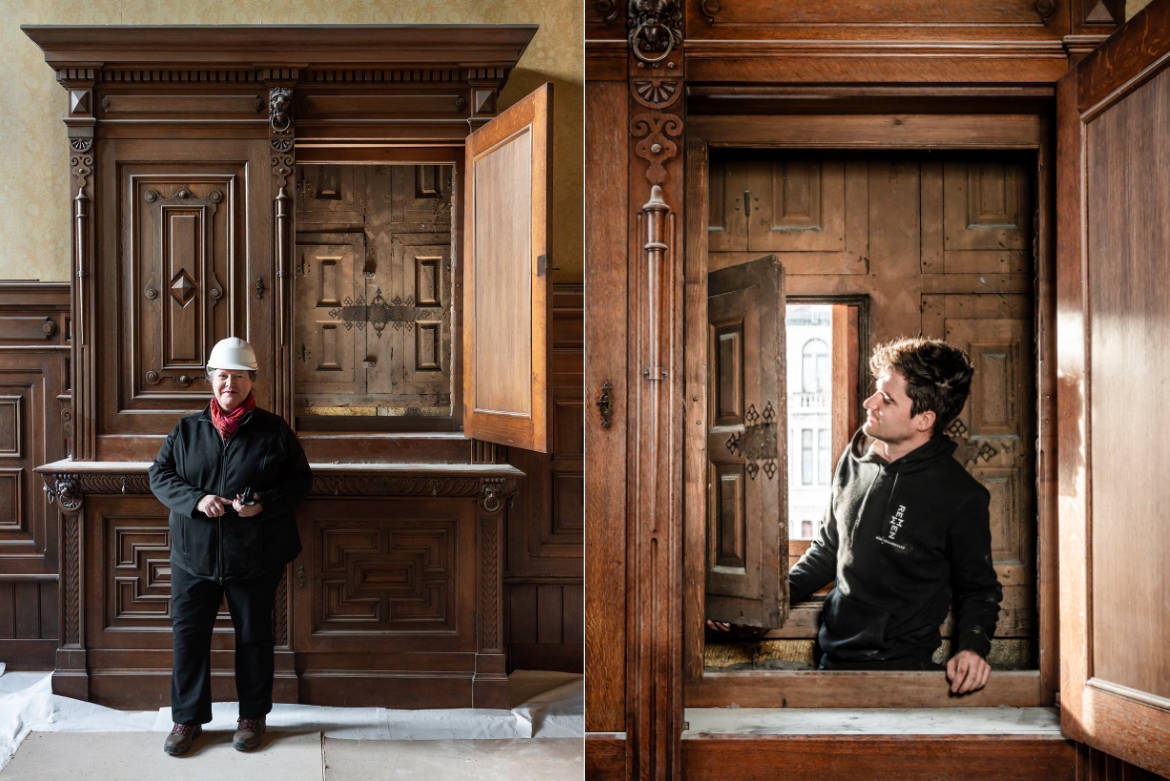 Carola en Martijn inspecteren de 16de eeuwse vondst