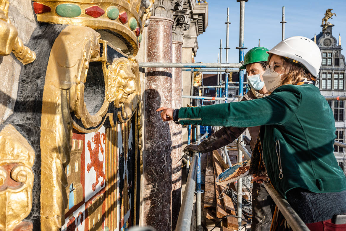 de wapenschildenworden grondig geanalyseerd door specialisten