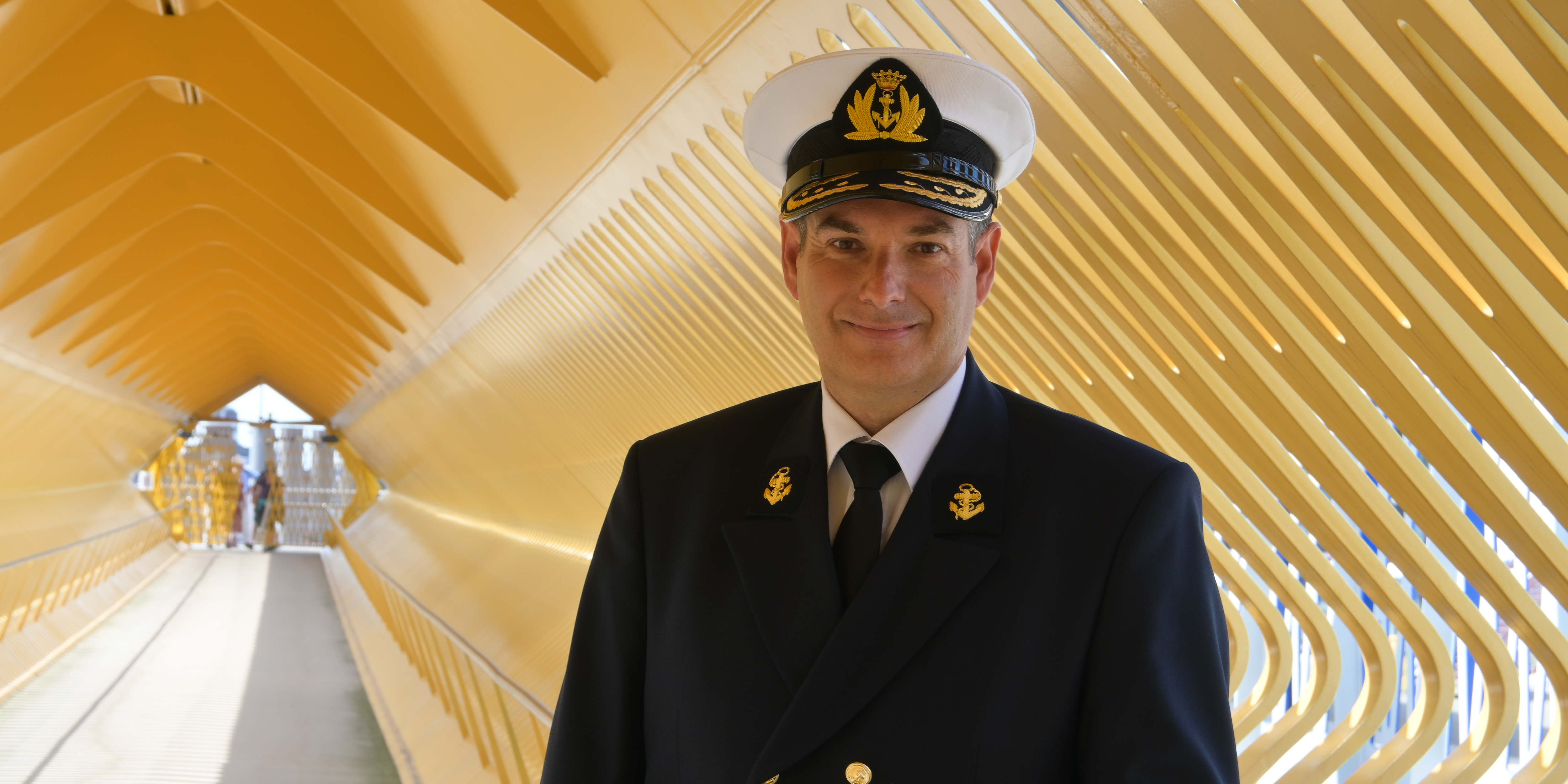 Stadshavenmeester Werner poseert trots aan de nieuwe cruiseterminal