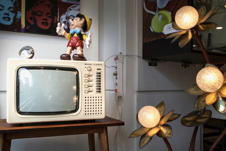 Vintage TV met Mickey attribuut en vintage lampen