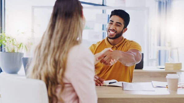 Kennismakingsgesprek tussen een werkgever en kandidaat-werknemer.