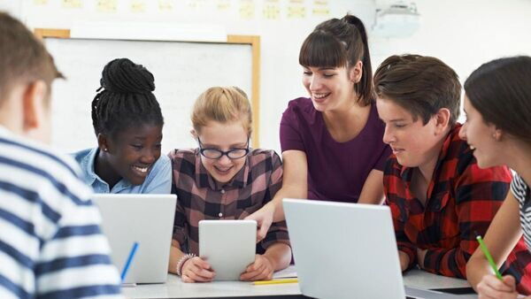 Leerlingen werken samen