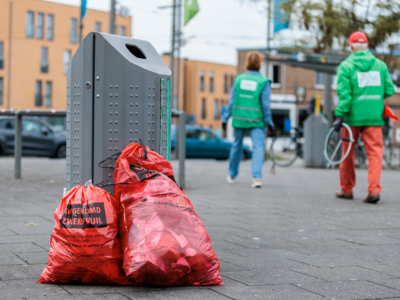 Rode zwerfvuilzakken voor ophaling