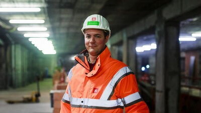 Ingenieur Maarten Mans staat in de tunnel onder het Operaplein