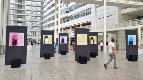 Verschillende panelen met foto's worden tentoongesteld in een ruimte