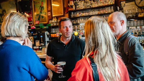 mensen die praten in een café