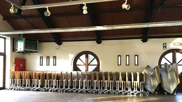 Tafels en stoelen opgestapeld