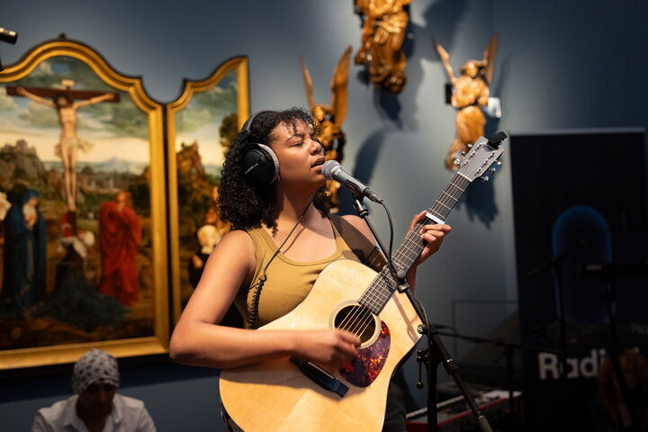 Singer-songwriter Emma Hessels zingt en speelt gitaar in de kapel van het Maagdenhuis.