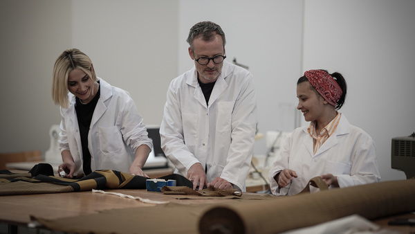 Tim Van Steenbergen samen met medewerkers in REantwerp