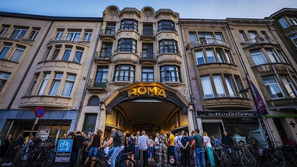 De Roma, gevel met publiek