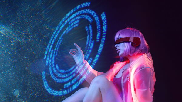 Een dame met een futuristische bril klikt op een digitaal scherm
