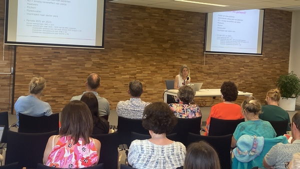 Dr. Marie Van Remoortere geeft een toelichting op het lerend netwerk over de re-integratie van langdurig zieken. 
