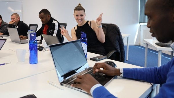 Studenten werken aan computer